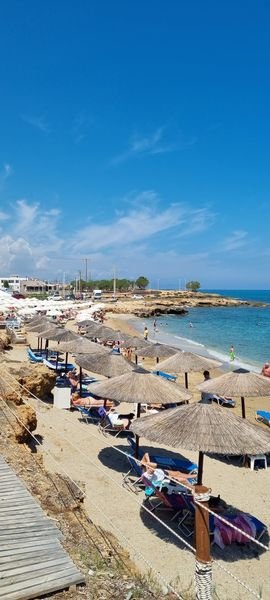 Gouves Beach, der Ortsstrand des Dorfes auf Kreta